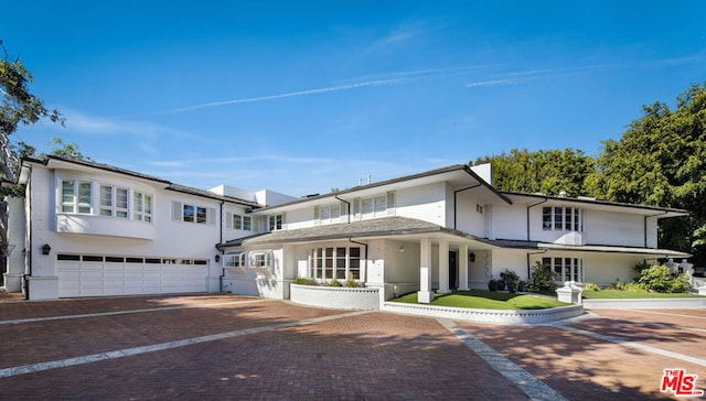 view of front facade featuring a garage