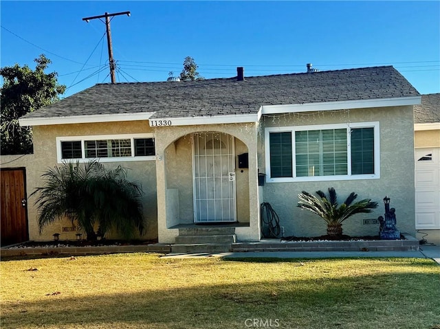 view of front of house with a front lawn