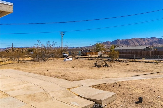 view of yard featuring a mountain view