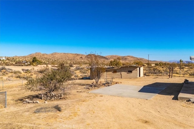 view of yard with a mountain view