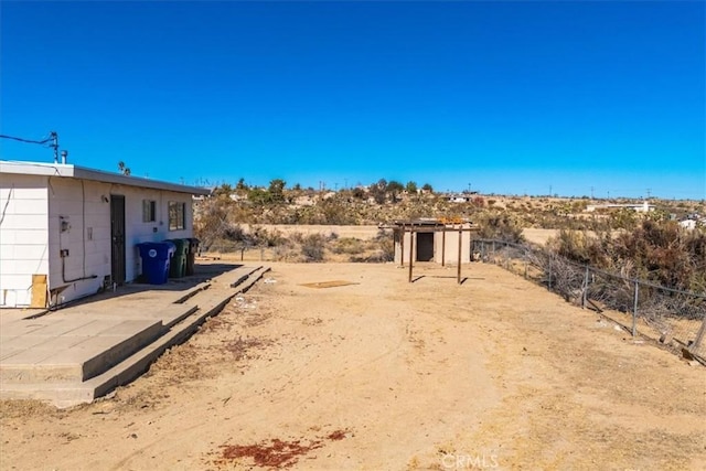 view of yard featuring a storage shed