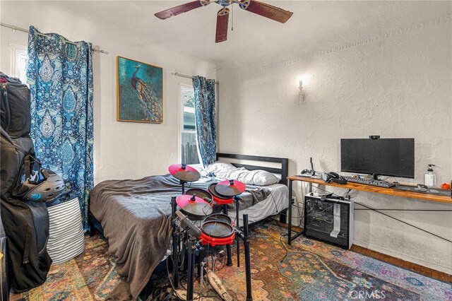 bedroom with ceiling fan