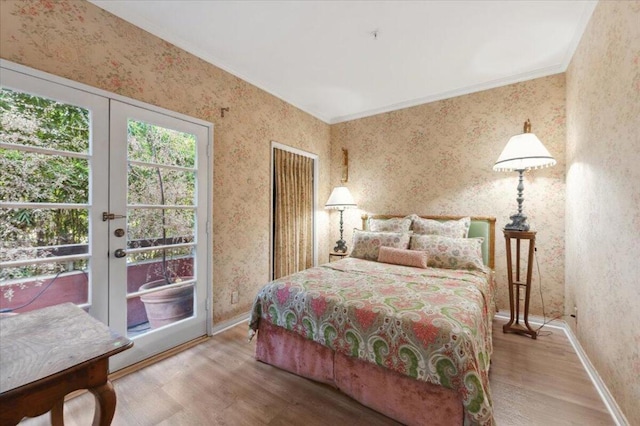 bedroom featuring light hardwood / wood-style flooring and crown molding