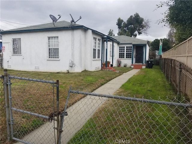 view of front of property featuring a front yard