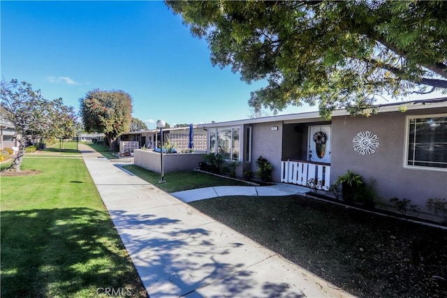 view of front of home featuring a front yard