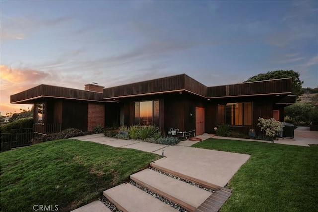 view of front of house featuring a yard