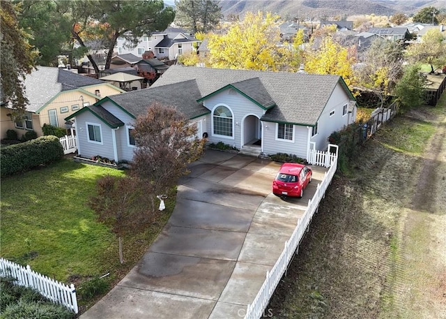 view of front of house featuring a front lawn