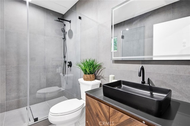 bathroom with backsplash, tiled shower, toilet, vanity, and tile walls