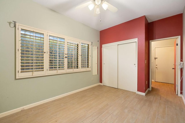 unfurnished bedroom with light wood-type flooring, a closet, and ceiling fan