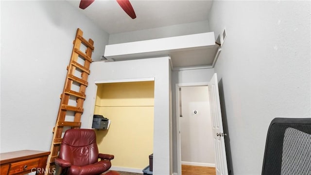 sitting room with ceiling fan