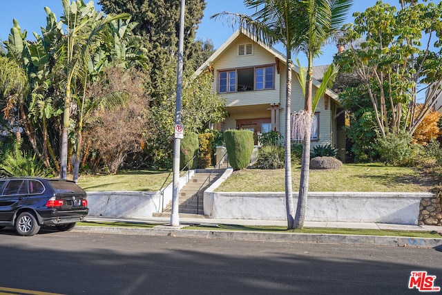 view of front facade with a front lawn