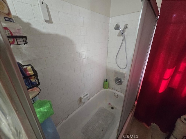 bathroom featuring tiled shower / bath combo