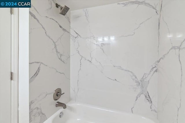 bathroom with tiled shower / bath combo