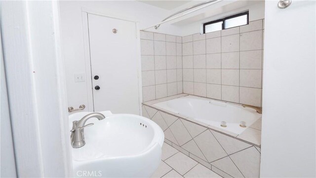 bathroom featuring sink and tiled shower / bath combo