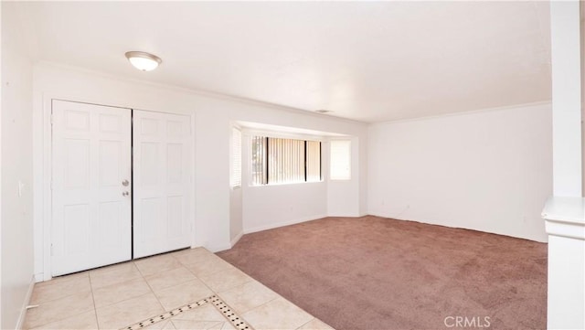 entryway with light carpet and crown molding