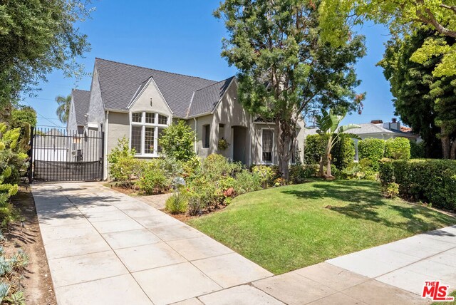 view of front of home featuring a front yard