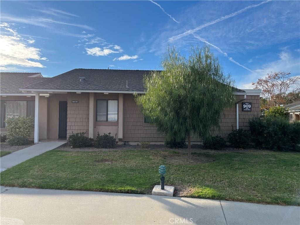 view of front of property with a front yard