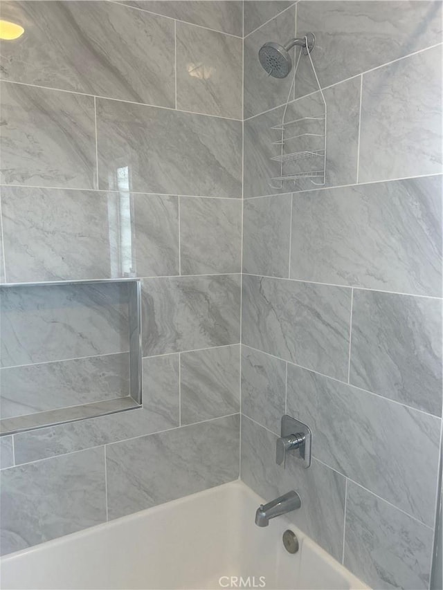 bathroom with tiled shower / bath