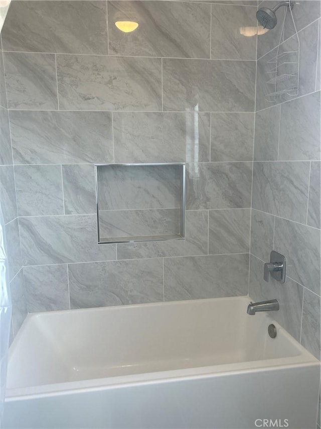 bathroom featuring tiled shower / bath combo