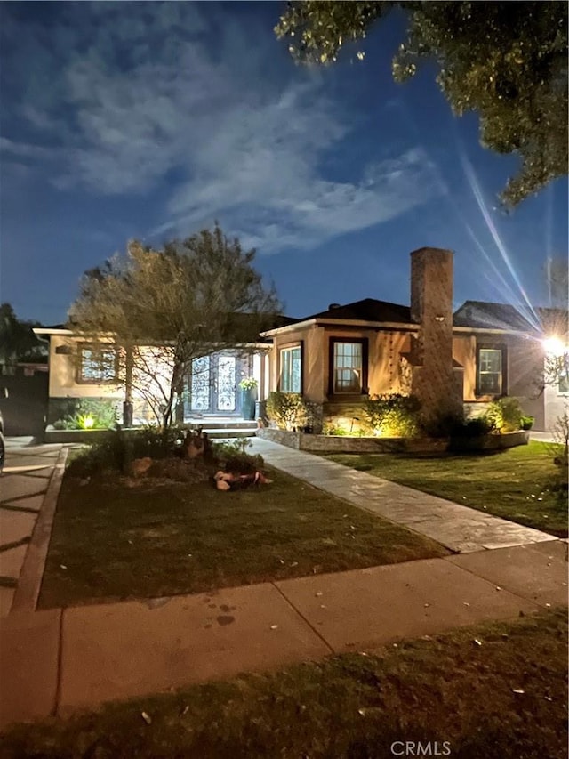 view of front of home featuring a front lawn