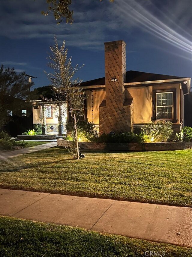 view of front of property featuring a front yard