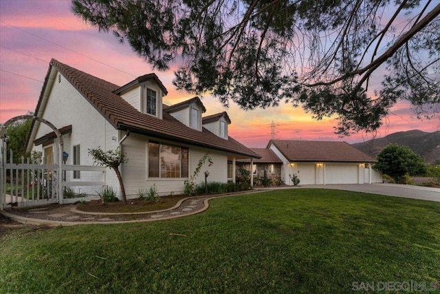 view of front of home featuring a yard and a garage