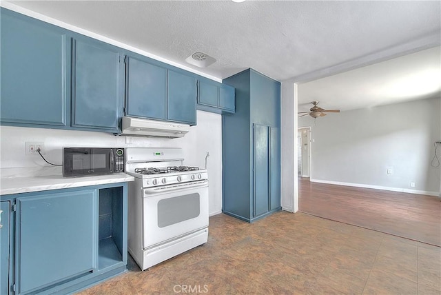 kitchen with gas range gas stove, ceiling fan, a textured ceiling, and blue cabinets