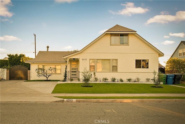 view of front facade with a front lawn