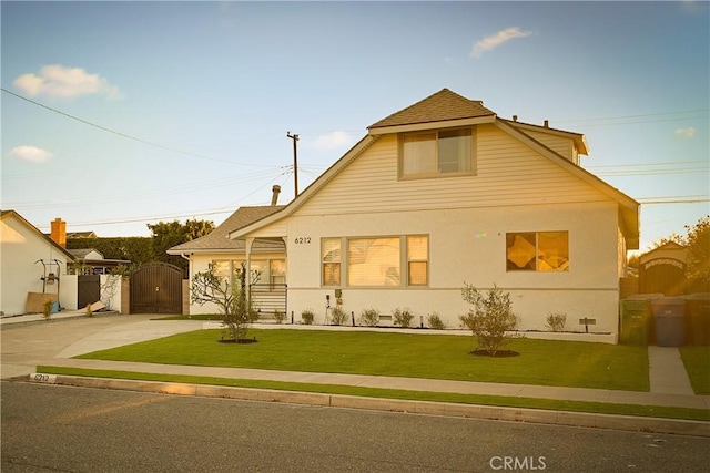 view of front facade with a front yard