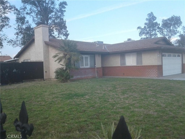 view of front of home featuring a garage and a front yard