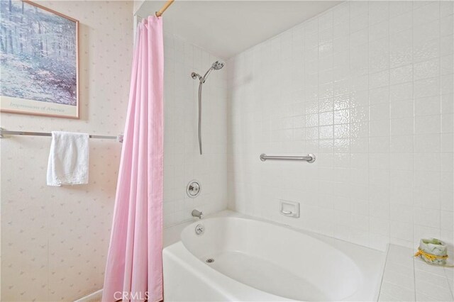 bathroom with shower / tub combo with curtain