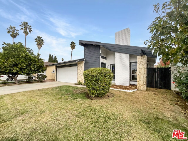 view of front of house featuring a front yard and a garage