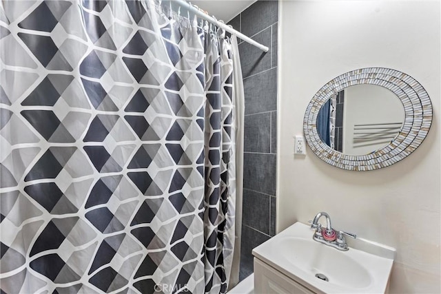 bathroom with a shower with curtain and vanity