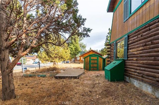 view of yard featuring a storage shed