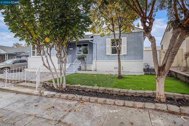 view of front of house featuring a porch and a front lawn