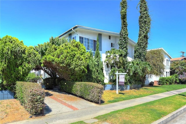 view of front of home with a front lawn