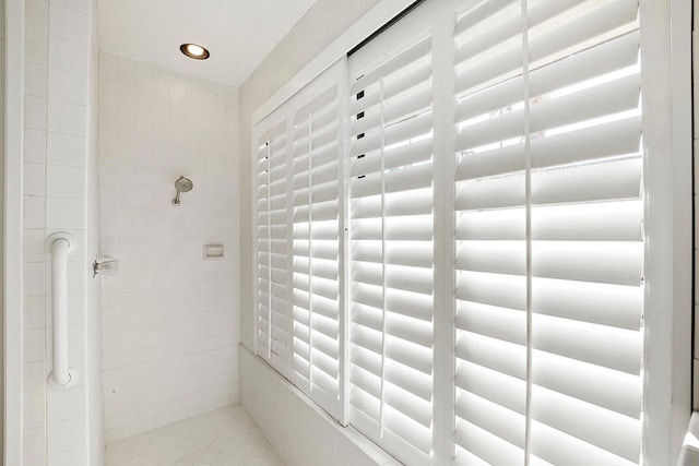 bathroom featuring a tile shower