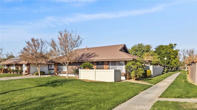 view of front of home featuring a front yard