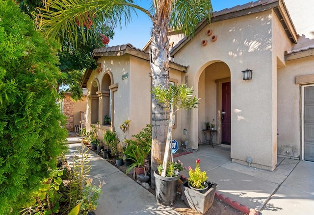 entrance to property featuring a patio