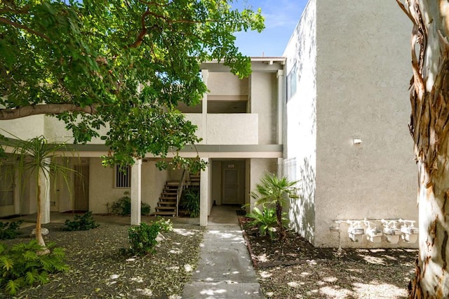 view of front of property featuring a balcony