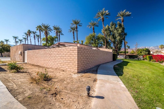 view of side of property featuring a lawn