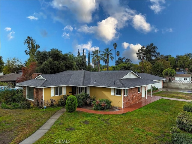 single story home featuring a front yard