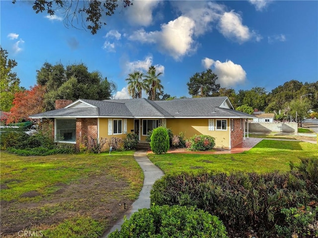 single story home with a front lawn