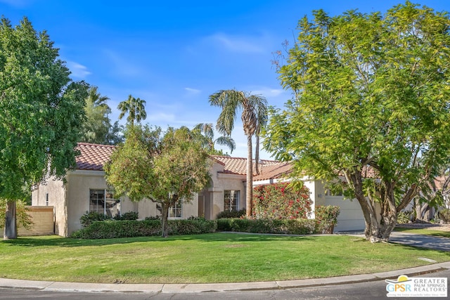 view of front of home featuring a front lawn