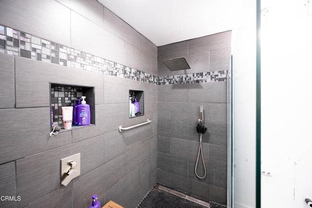 bathroom featuring a tile shower