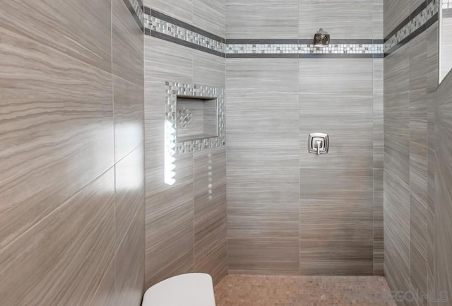 bathroom featuring tiled shower