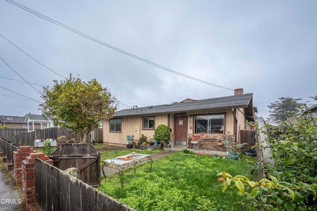 view of front facade featuring a front yard