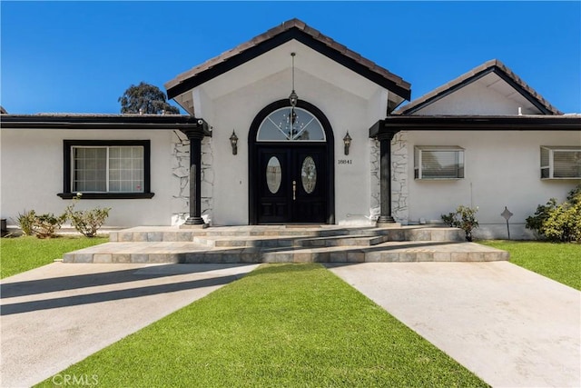 view of front of home featuring a front yard