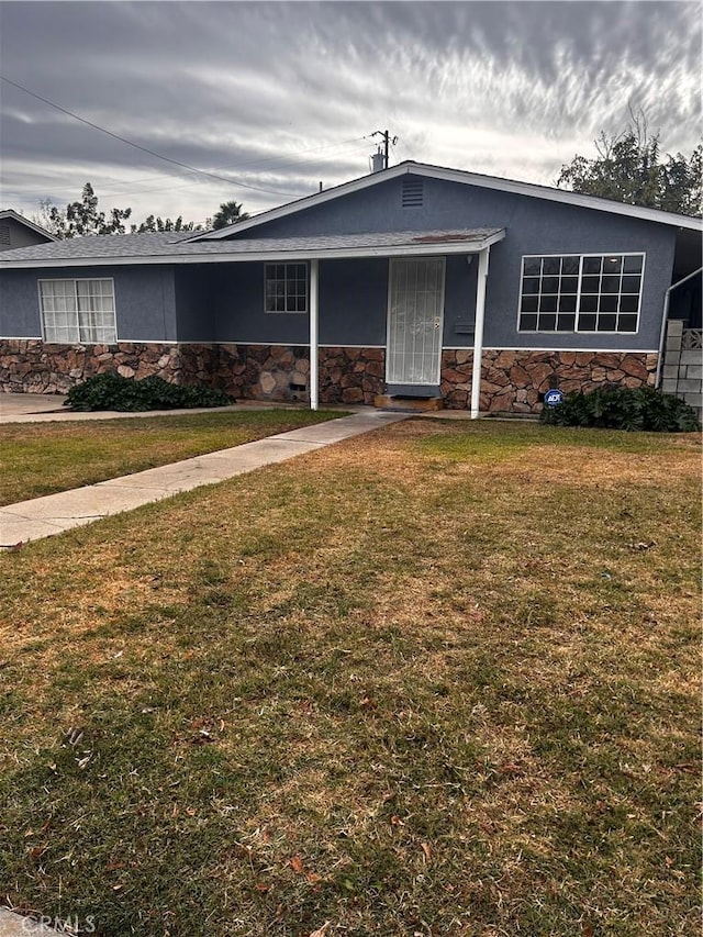 view of front facade with a front lawn