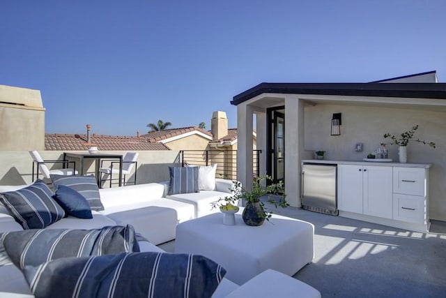 view of patio / terrace featuring an outdoor hangout area and an outdoor kitchen